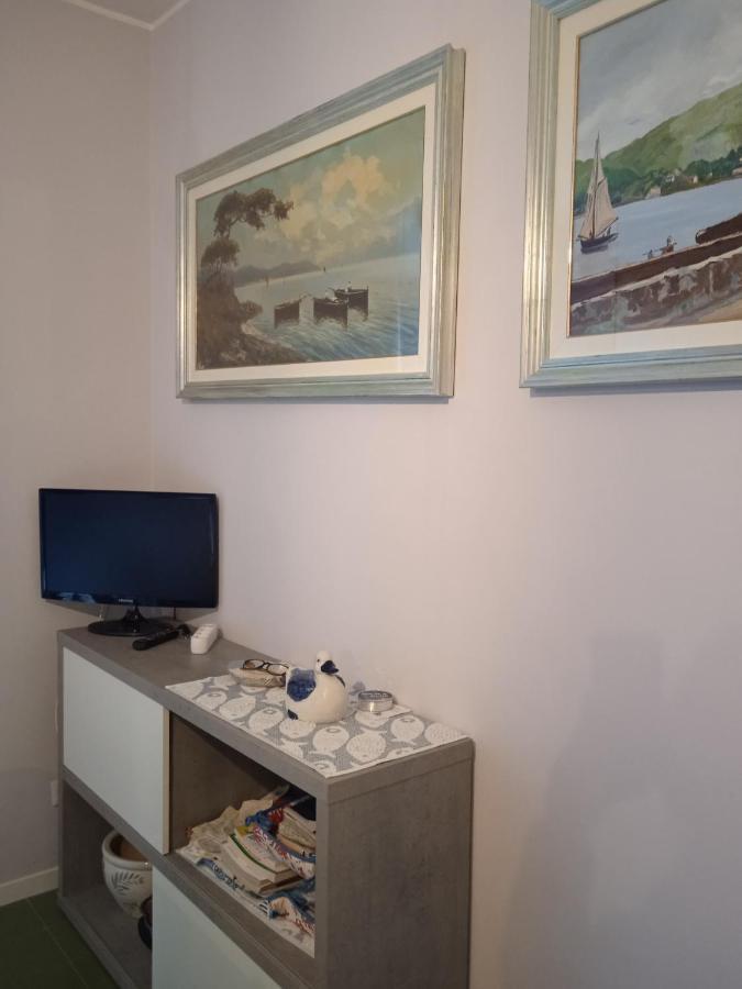 Appartamento Al Lago Da Dany Арона Екстериор снимка